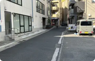 真っ直ぐ進むと看板が見えます！