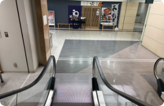 エスカレーターを降りた先に鰻の成瀬 西宮北口店があります。