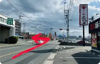 交差点を左に曲がる（右角にずんどう屋）