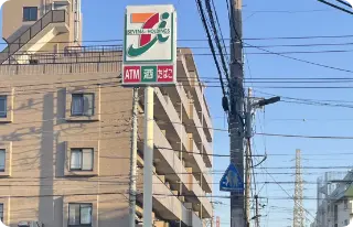 しばらく進むと左手にセブンイレブンがあるので、そのまま真っ直ぐ進む。