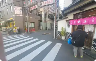 角平(蕎麦屋)の入口側の道を右折する。