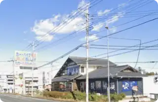 真っ直ぐ進んでいただくと(松本町交差点)右手に鰻の成瀬東松山店がございます。