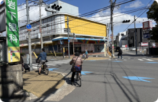 ひとつ目の信号を左に行き直進してください。<br />
鰻の成瀬　寝屋川店があります。