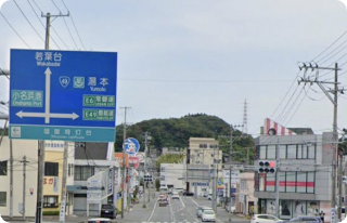 菱川橋を越えた所の信号を左折。