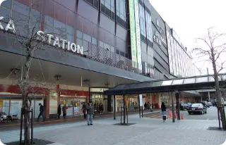 長岡駅の改札を出て、大手口（西口）へ向かいます。