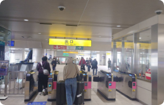 改札を出て右方向(西口)へ進んでください。