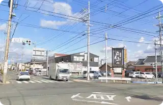 そのまま直進し、珈琲屋らんぷのある十字路の信号を左折します。