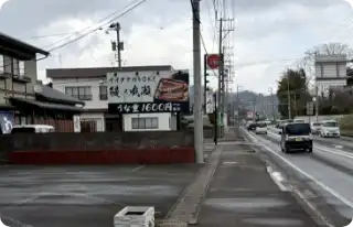 右折後すぐ左手（ガスト鯖江店の左）が鰻の成瀬鯖江神明店でございます。