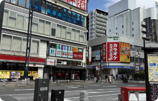 北口を出て、右の方に向かいます。（タクシー乗り場ではない方）