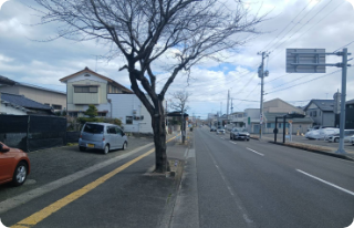 岩沼駅を出たら左側の通路沿いにまっすぐ東に進みます。