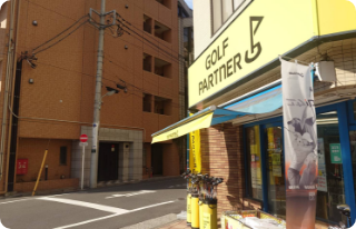 イトーヨーカドーの向かいの歩道進みます。