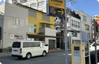 駐車場を右に曲がる