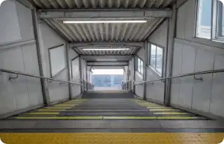 階段を降ります。