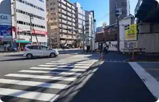 平沼橋一丁目の大きい交差点をまっすぐ渡る。(右手に角平)