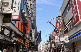 一番街通りが見えます。一番街通りを直進してください。