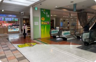 アクタ西宮 西館に入ってすぐ、右手のエスカレーターを降ります。