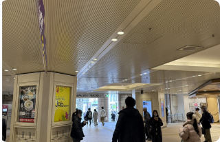 本厚木駅の大きな改札を出て 北口（左側）へ向かいます。