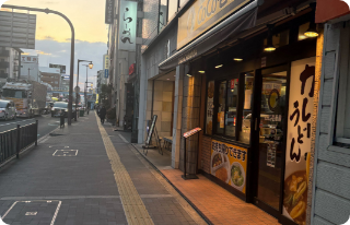 CoCo壱番屋を右手に、さらに直進します。