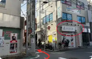 かたぎり塾手前の道を左へ曲がります。