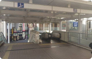 エスカレーター、階段を下り、あすと商店街へ向かってください。