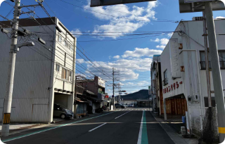 道なりにまっすぐ進みます。（名物かまど志度店さん方面へ）