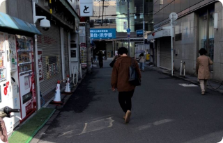 広場を直進し、お酒のデパート「もりもと」を左手に直進します。