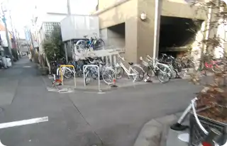 すぐに右折します。