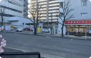 そのまま交差点に向かって歩きます。